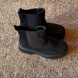 Wild Pair size 5.5 Women's Morghann Lug Sole Booties,